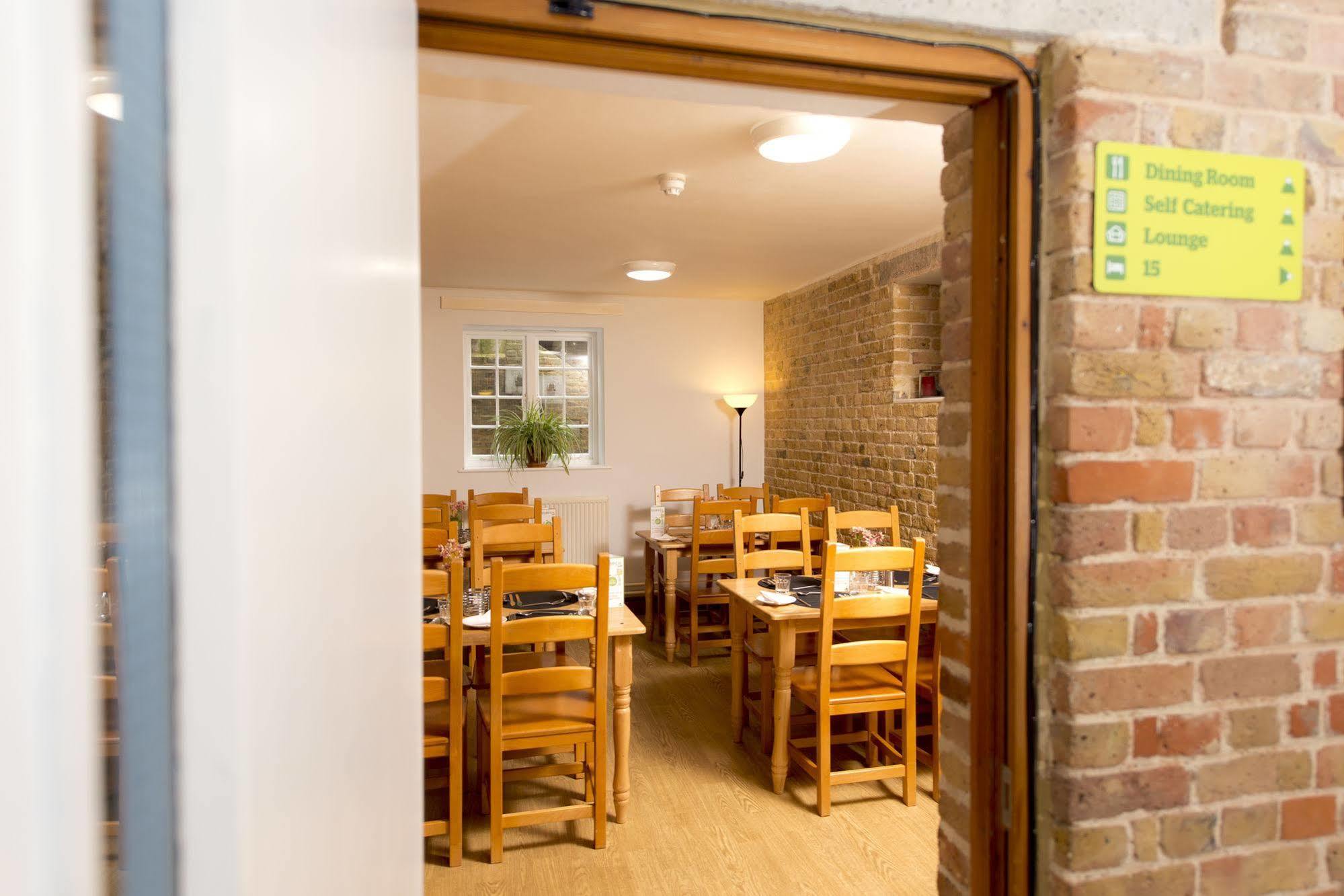 Yha Medway Hostel Джилингам Екстериор снимка