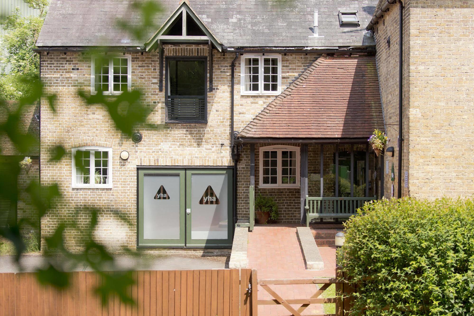 Yha Medway Hostel Джилингам Екстериор снимка