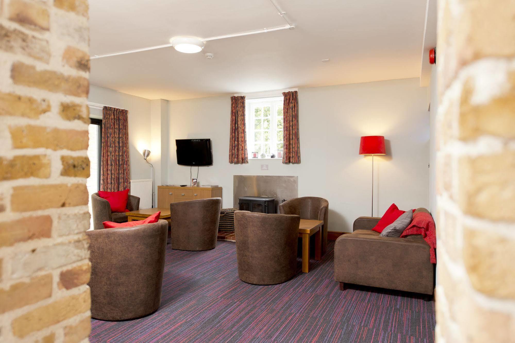Yha Medway Hostel Джилингам Екстериор снимка
