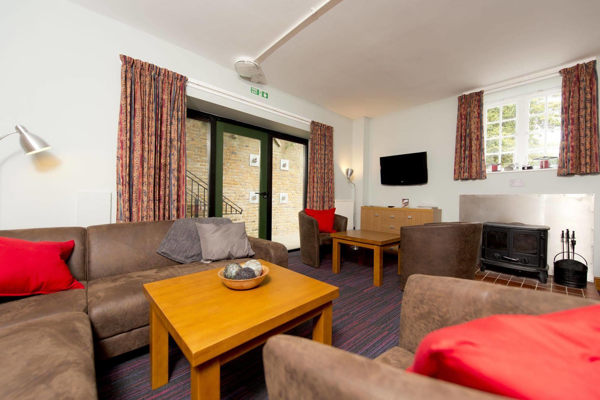 Yha Medway Hostel Джилингам Екстериор снимка