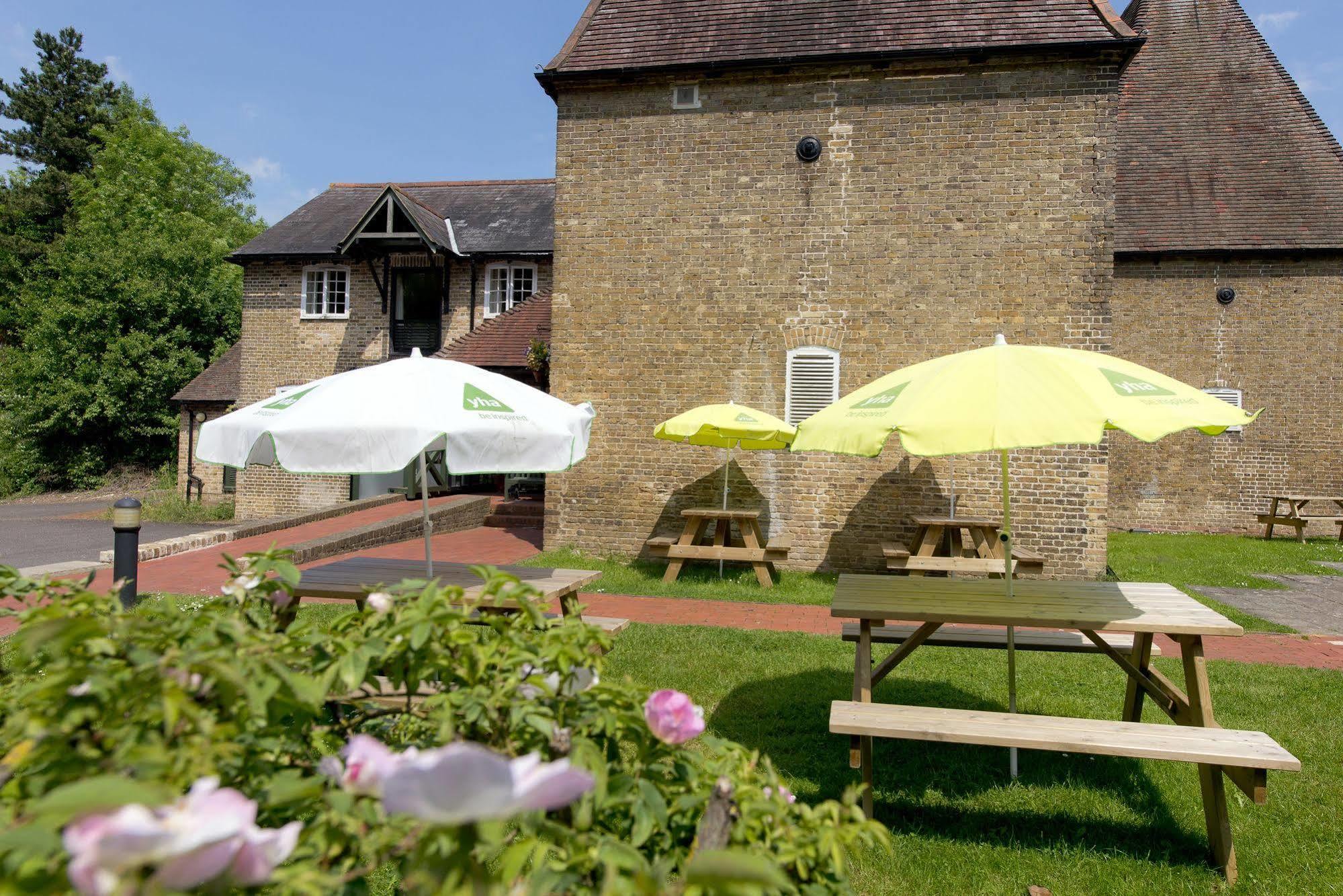 Yha Medway Hostel Джилингам Екстериор снимка